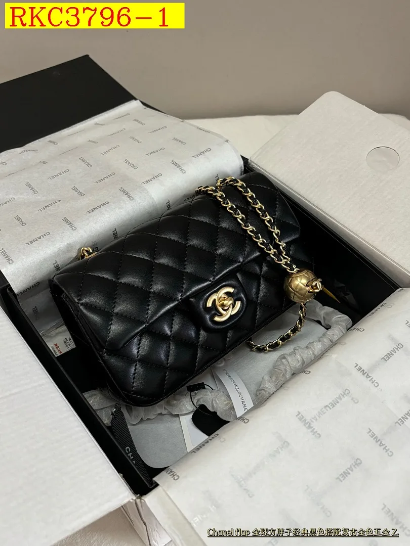 CHANEL Shoulder bag